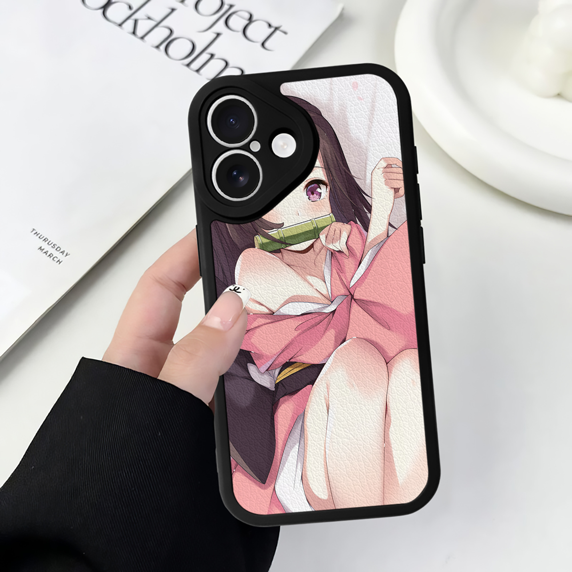 （画像用） 鬼滅の刃（きめつのやいば）竈門 禰󠄀豆子／かまど ねずこ Kamado Nezuko 【iPhone 16シリーズ対応】シリコンスマホケース（レザー調） 材質：シリコン